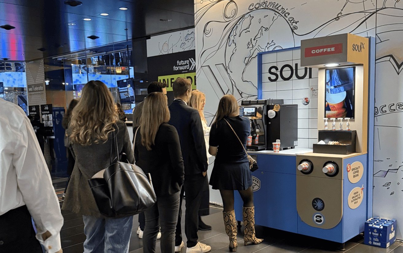 Menschen warten an einer SOUL x COFFEE Station