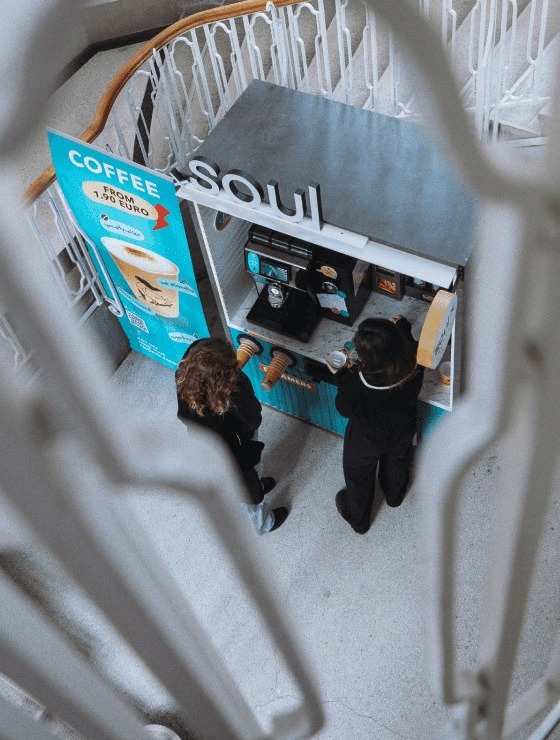 Eine SOUL x COFFEE Station im Treppenhaus, von oben gesehen